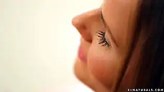 Натуральная грудь и ухоженная пизда девушки нуждаются в ласках hd