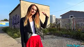Пошлая бейба соглашается на секс за деньги с отсосом под мостом