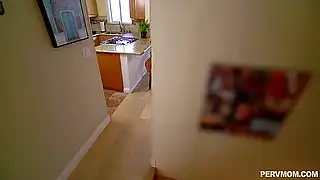 Возбужденный пасынок засовывает в пизду мамы здоровый и твёрдый хуй