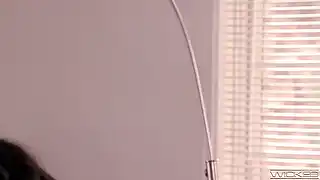 С кудряшками блонда села на лицо вагиной, ожидая секс взаимности