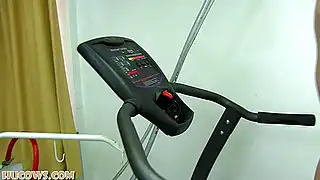 Пробежка на каблуках с грудными отсосами и ошейником на глотке