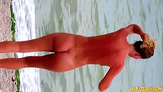 Нудистки ходят нагишом по пляжу и не замечают, как их снимают на видео
