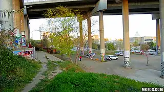 Проститутка Алисса Реес работает под мостом, обслуживая клиента сполна