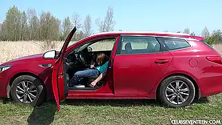 Водитель отодрал жопастую пассажирку на природе при остановке