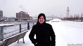 Зрелая сисястая давалка сама соблазнила пикаперов на трах