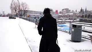 Зрелая сисястая давалка сама соблазнила пикаперов на трах