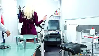 Блондинка в клинике раздвинула ножки и трахнулась с доктором