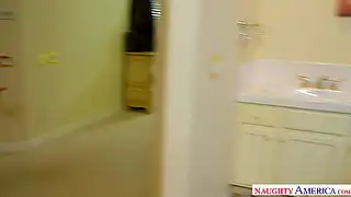 Принял ванну с голой женщиной, трахнул и кончил в рот маме другана
