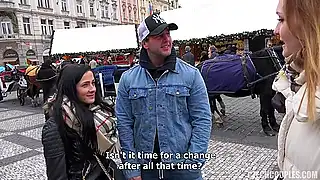 Две подружки на улице повелись на пикап и выебаны