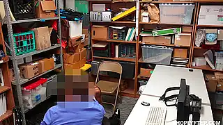 За стыренные вещи дева с маленькой грудью сосет мужику и дает в пизду