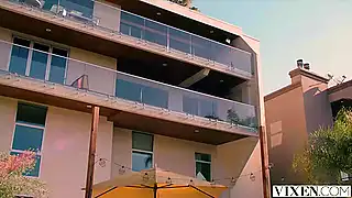 Хулиганки вломились в чужой дом, чтобы страстно ебать мужика вдвоем