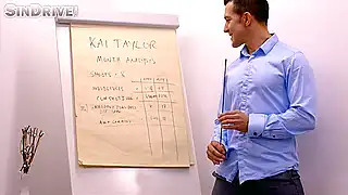Офисная давалка в черных чулочках дала в пизду коллеге на столе