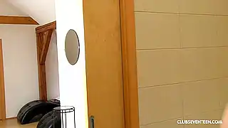 Красавец после водных процедур ебет двух няшных сучек разом в писи