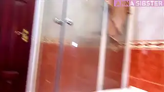 Секс в туалете с русской красавицей, измазанной в пене
