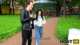 Трахает узкую писю русской, пока куколд смотрит секс