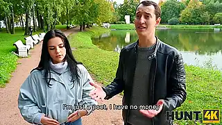 Трахает узкую писю русской, пока куколд смотрит секс