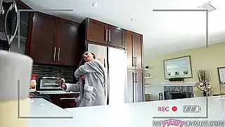 Брат сестру ебет, поковырявшись в письке мокрой пальчиками