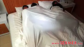 Пока спит батя, его похотливая дочь прыгает на члене бойфренда рядом