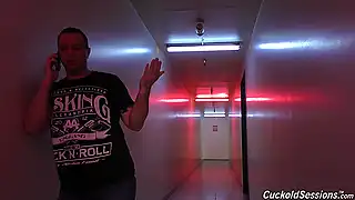 Черный член трахает попку жены, пока куколд наблюдает