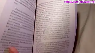 Ебет раком девушку с отличным телом после утомительного рабочего дня