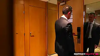Начальник вызвал шлюху своему охраннику, чтобы тот потрахался и расслабился