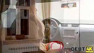 Накопившиеся долги красавица будет отдавать своим ротиком и пиздой