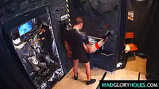 Чешский публичный дом с еблей девушек через дырки
