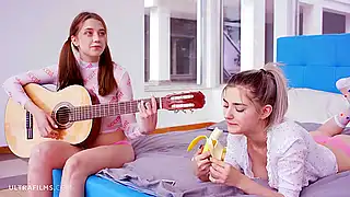 Русский секс лесбух, забравшихся в мокрые письки пальчиком и языками