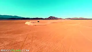 Сучка с внушительными титьками была трахнута мужиком в пустыне