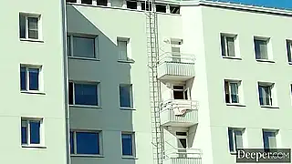 Две сочные телочки в темноте ублажают толстый хуй