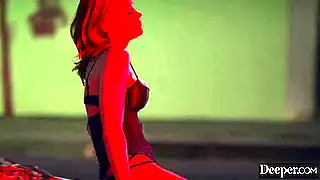 Две сочные телочки в темноте ублажают толстый хуй