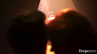 Две сочные телочки в темноте ублажают толстый хуй