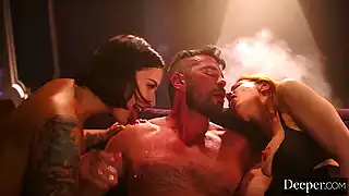 Две сочные телочки в темноте ублажают толстый хуй