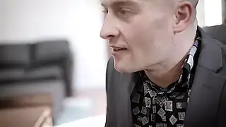 Лысый хитрец вынудил брюнетку грудастую отдаться для ебли на столе с оргазмом