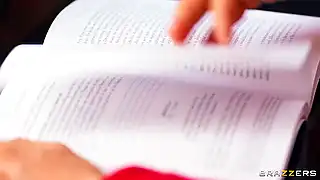 Любит сестру, поэтому не устоял и трахнул цыпочку, когда застал за дрочкой