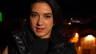 Друг трахает жопу низкой брюнетке красавице в сексапильных черных чулочках