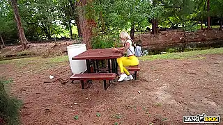 Девушка в машине соглашается на секс с негром пикапером за хорошие бабосики