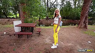 Девушка в машине соглашается на секс с негром пикапером за хорошие бабосики