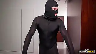 Белому нравятся кучерявые негритянки в сексе, сосущие член глубоко — эбони ебут