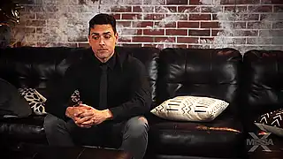 Идеальная девушка с великолепной попкой и бритой пиздой скачет на члене