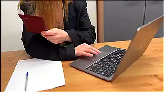 Смачно в письку трахнут секретаршу начальника на столе при приеме на работу