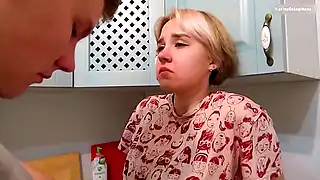 Заглянул под юбочку и захотел трахнуть милашку светловолосую прямо на кухне