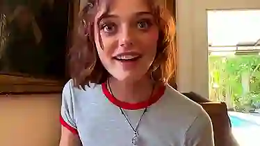 Так сильно кончила от большого хуя, что залила кончей всю футболочку