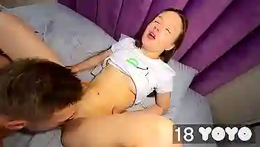 Раздвинет ножки широко, чтобы писька идеально выбритая кремпай от брата получила