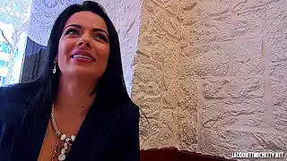 Пикап брюнетки в чулках превратился в жаркий секс в отеле