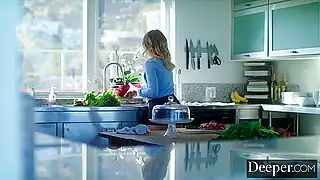 Молодая блондинка в отеле отдается хуястому нигеру
