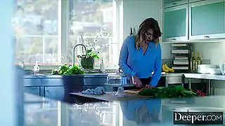 Молодая блондинка в отеле отдается хуястому нигеру