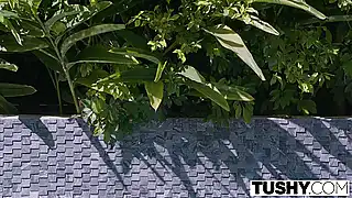 Секретарша-блондинка сосет черный член перед жопоеблей