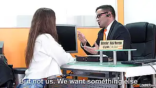 Испанка с очкариком ебется на столе у него на работе, отсасывая болт