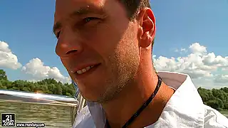 Прогулка на катере с гламурной стервой обернулась для капитана сексом